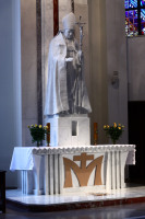 Kościół Jana i Pawła w Warszawie - figura ustawiona na marmurowym cokole z miejscem na relikwie. 