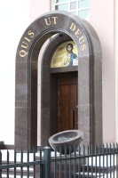 Kielce - granitowy portal kościoła Św. Jana Pawła II