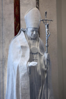 Kościół Św. Jana i Pawła w Warszawie - 3 metrowa figura Jana Pawła II wykonana z jednego bloku białego marmuru