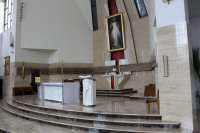 Kościół Św. Faustyny w Warszawie Bródnie - ołtarz i ambona