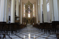 Konkatedra na warszawskim Kamionku - posadzka kościoła, okładziny ścienne prezbiterium, ołtarz i ambona